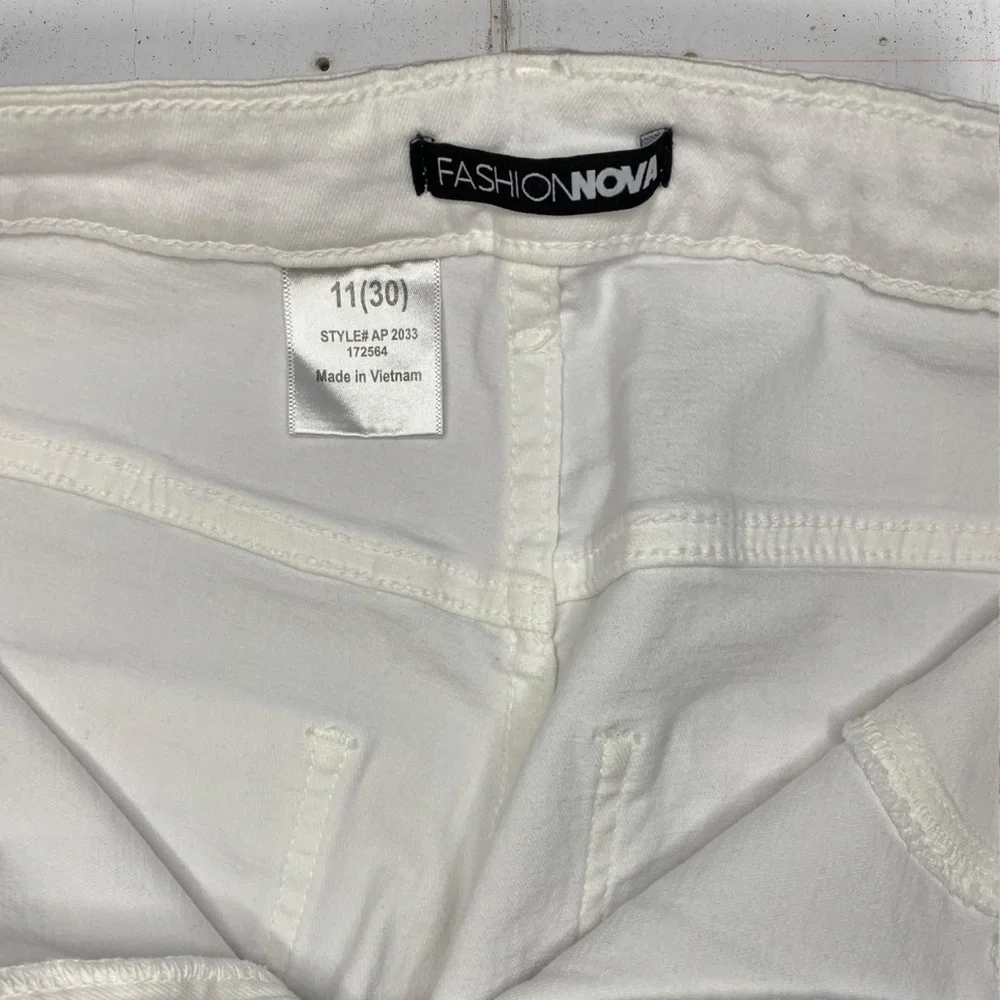 Fashion Nova white flare jean - Picture 2 of 6